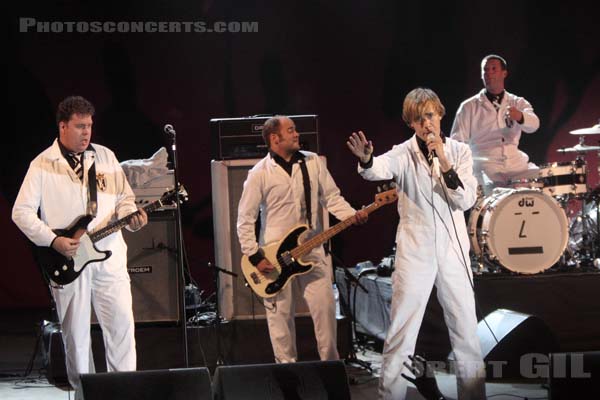 THE HIVES - 2009-08-01 - PAREDES DE COURA (Portugal) - Praia do Tabuao - Per Almqvist - Arne Christian Jääskeläinen - Mikael Karlsson Åström - Björn Mattias Bernvall